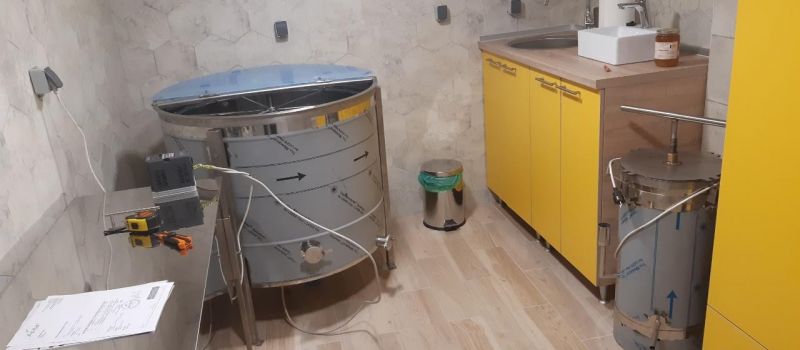 Kompletno opremljena vrcaona i pogon za proizvodnju satne osnove u Slatini Kompletno opremljena vrcaona i pogon za proizvodnju satne osnove u Slatini